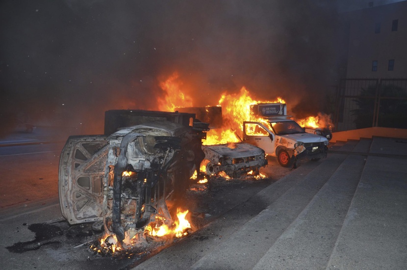 قصة مصورة : مكسيكيون يحرقون مركبات بعد إعلان مجزرة المفقودين