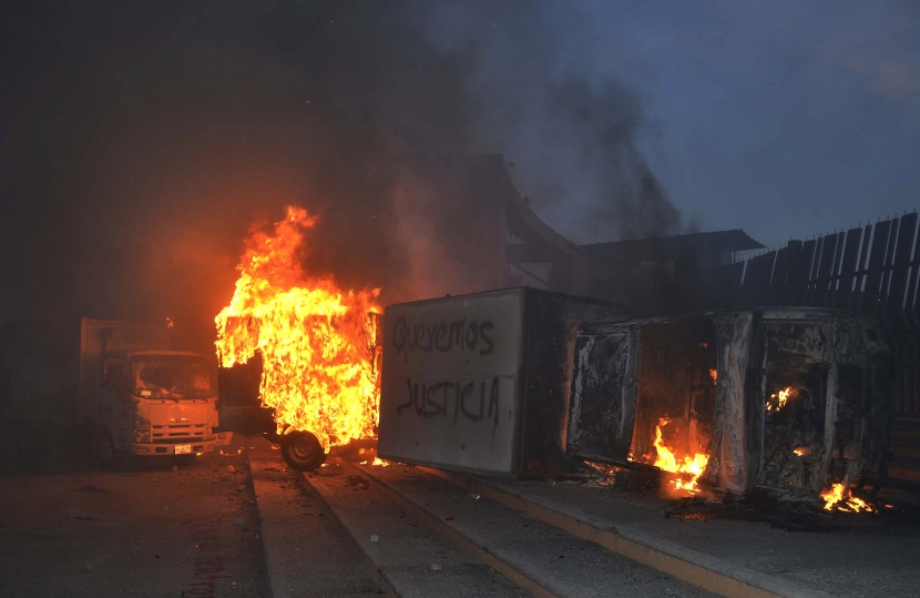 قصة مصورة : مكسيكيون يحرقون مركبات بعد إعلان مجزرة المفقودين