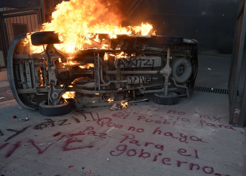 قصة مصورة : مكسيكيون يحرقون مركبات بعد إعلان مجزرة المفقودين