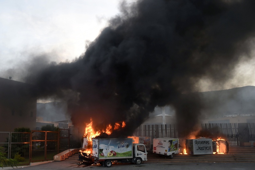 قصة مصورة : مكسيكيون يحرقون مركبات بعد إعلان مجزرة المفقودين