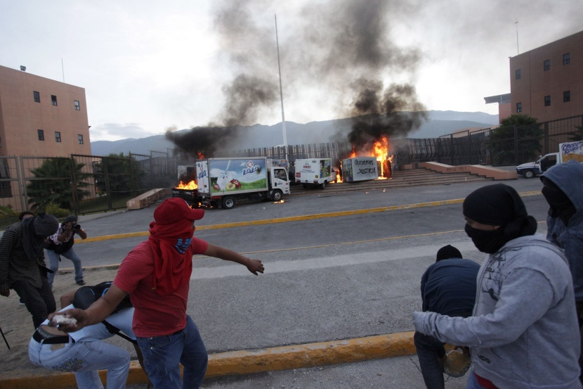 قصة مصورة : مكسيكيون يحرقون مركبات بعد إعلان مجزرة المفقودين