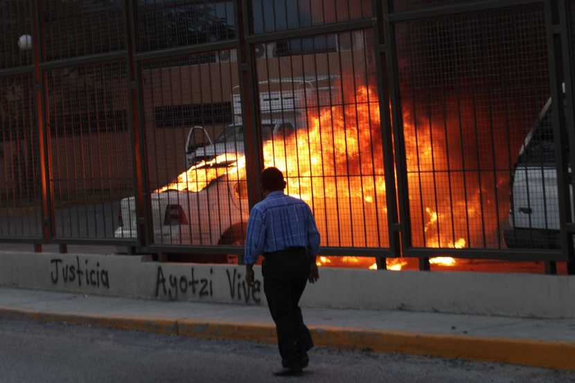 قصة مصورة : مكسيكيون يحرقون مركبات بعد إعلان مجزرة المفقودين