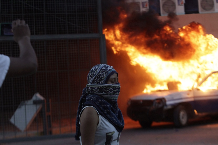 قصة مصورة : مكسيكيون يحرقون مركبات بعد إعلان مجزرة المفقودين