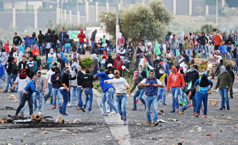 قصة مصورة : عرب إسرائيل يُضربون بعد مقتل أحدهم خلال اعتقاله