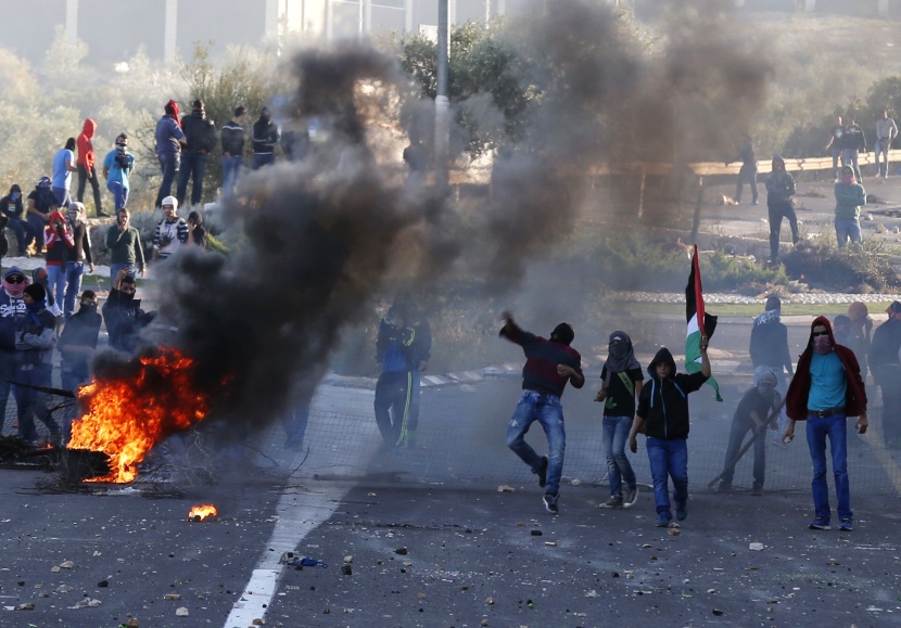 قصة مصورة : عرب إسرائيل يُضربون بعد مقتل أحدهم خلال اعتقاله
