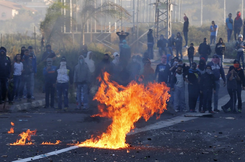 قصة مصورة : عرب إسرائيل يُضربون بعد مقتل أحدهم خلال اعتقاله