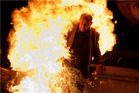 وفاة ياباني اشعل النار في نفسه إحتجاجا على تغيير سياسة الدفاع