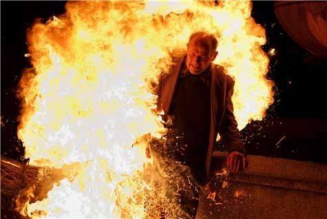 وفاة ياباني اشعل النار في نفسه إحتجاجا على تغيير سياسة الدفاع