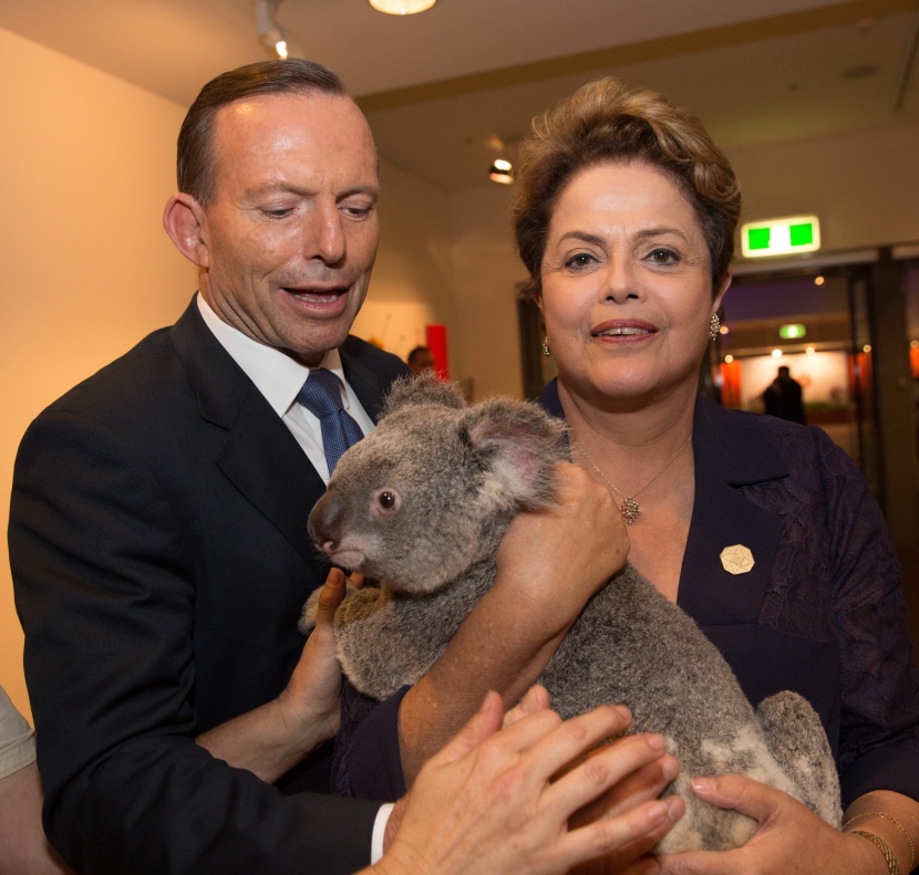 قصة مصورة:  قادة دول مجموعة العشرين وزوجاتهم  يداعبون "الدب كوالا"