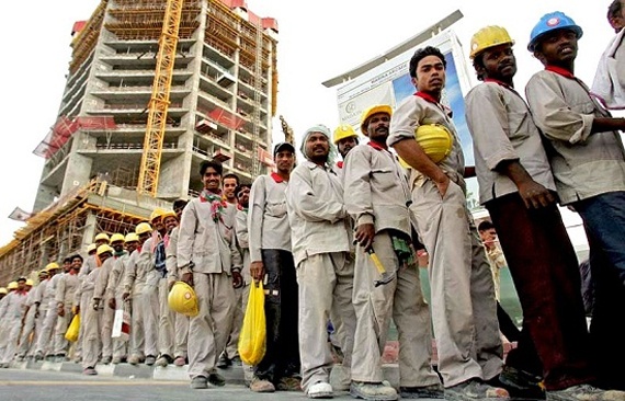 قطر تعد بصدور القانون المعدل لكفالة العمال الأجانب مطلع 2015
