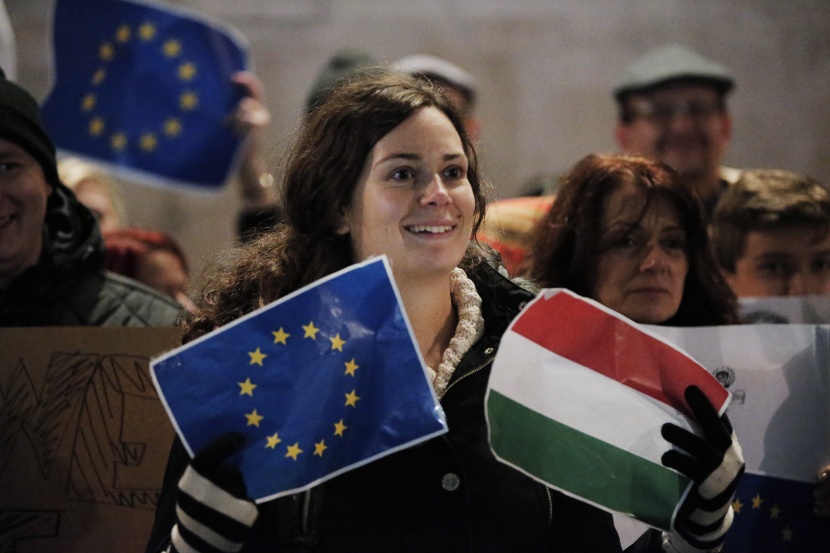 آلاف المجريين يطالبون باستقالة حكومتهم