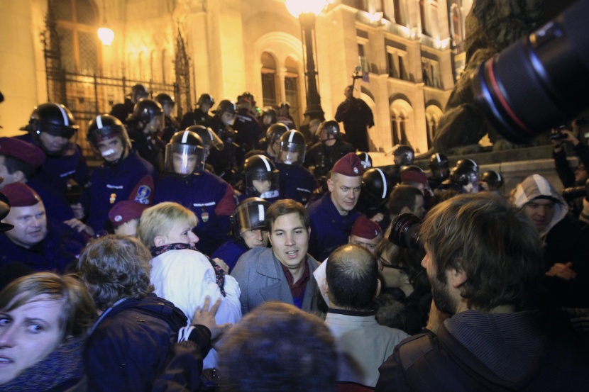 آلاف المجريين يطالبون باستقالة حكومتهم