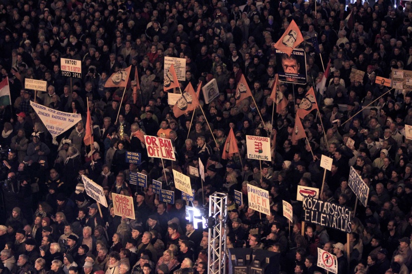 آلاف المجريين يطالبون باستقالة حكومتهم