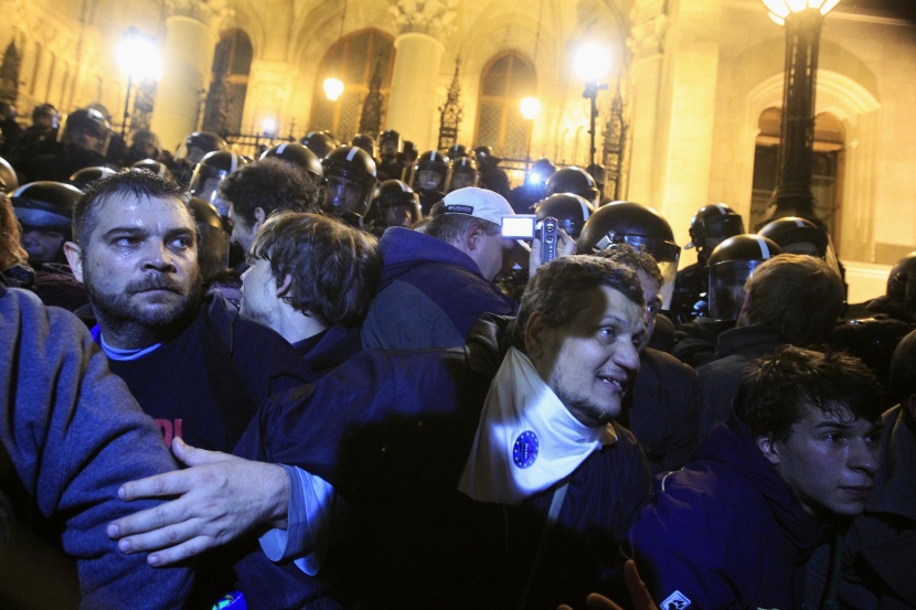 آلاف المجريين يطالبون باستقالة حكومتهم