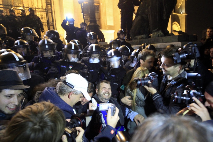 آلاف المجريين يطالبون باستقالة حكومتهم