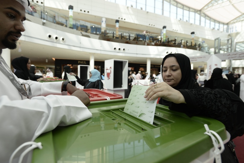 قصة مصورة: نسبة المشاركة في الانتخابات النيابية البحرينية بلغت 51 %