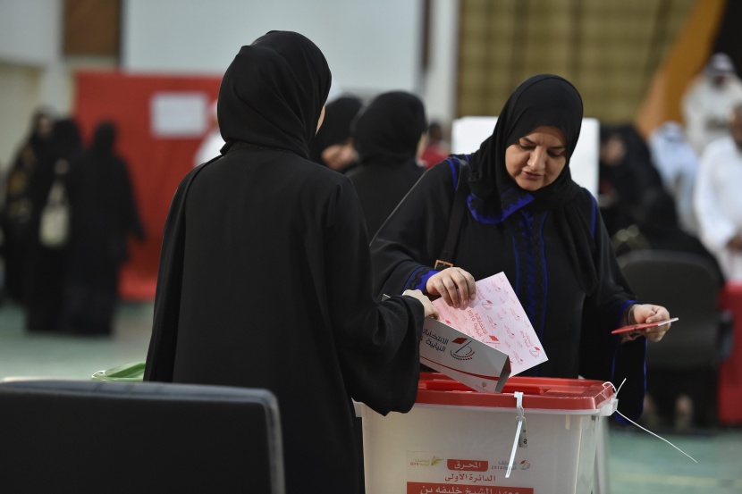 قصة مصورة: نسبة المشاركة في الانتخابات النيابية البحرينية بلغت 51 %