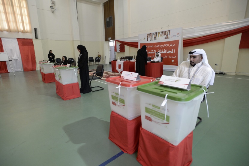 قصة مصورة: نسبة المشاركة في الانتخابات النيابية البحرينية بلغت 51 %