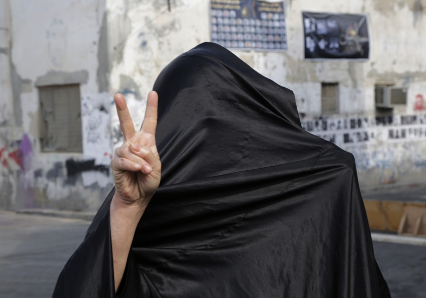 قصة مصورة: نسبة المشاركة في الانتخابات النيابية البحرينية بلغت 51 %