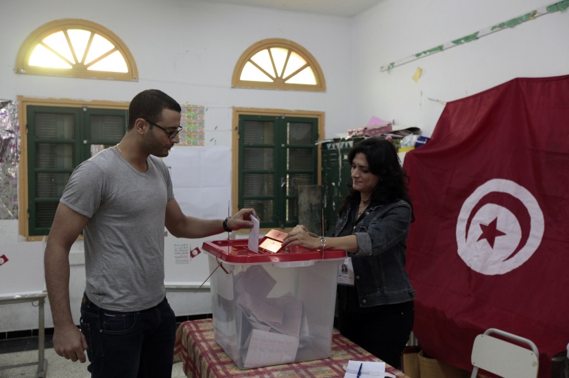 نتائج أولية تشير إلى أن السبسي والمرزوقي سيخوضان جولة ثانية في الانتخابات التونسية