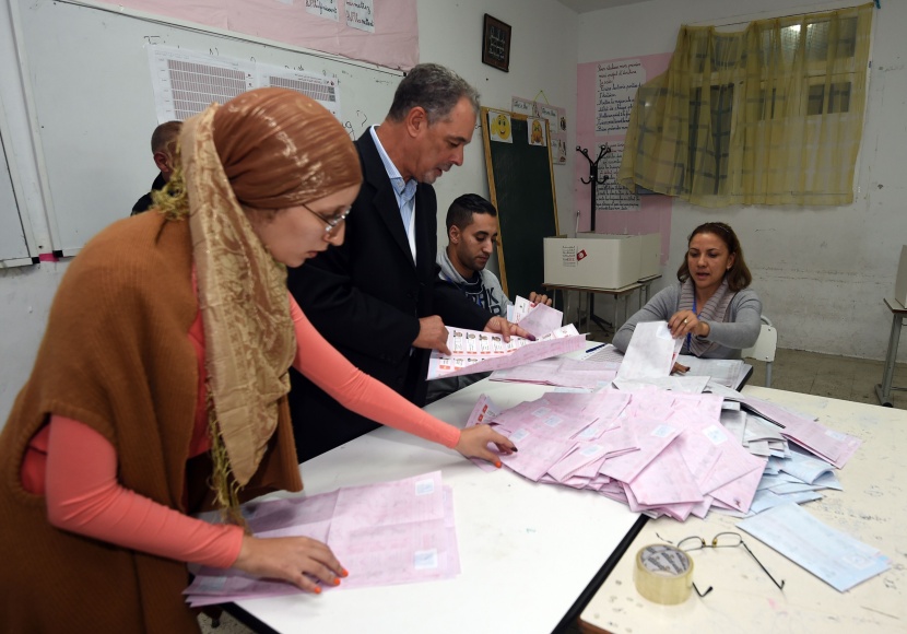 نتائج أولية تشير إلى أن السبسي والمرزوقي سيخوضان جولة ثانية في الانتخابات التونسية