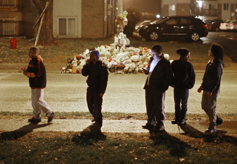 محكمة أمريكية تقرر عدم ملاحقة الشرطي الذي قتل شابا أسود في فيرغوسون