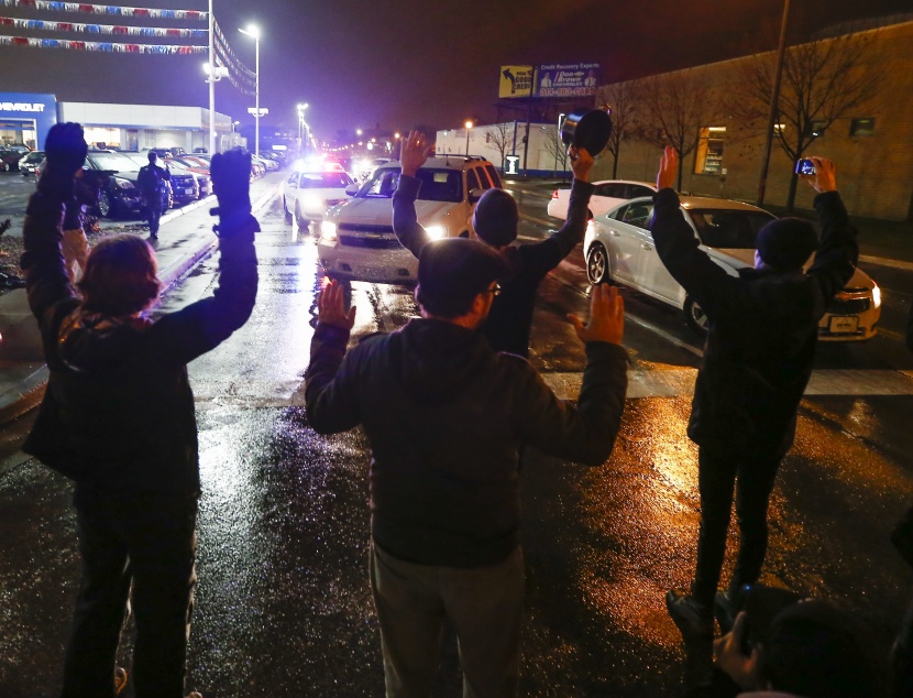 محكمة أمريكية تقرر عدم ملاحقة الشرطي الذي قتل شابا أسود في فيرغوسون