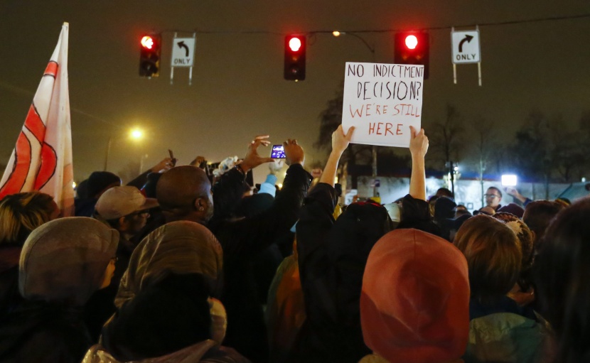 محكمة أمريكية تقرر عدم ملاحقة الشرطي الذي قتل شابا أسود في فيرغوسون