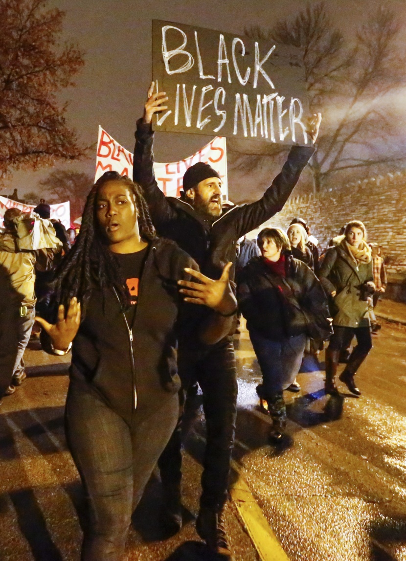 محكمة أمريكية تقرر عدم ملاحقة الشرطي الذي قتل شابا أسود في فيرغوسون