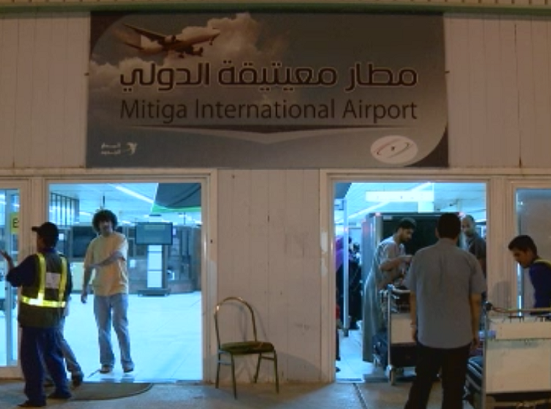 غارة جوية على مطار وحيد قيد الخدمة في العاصمة الليبية