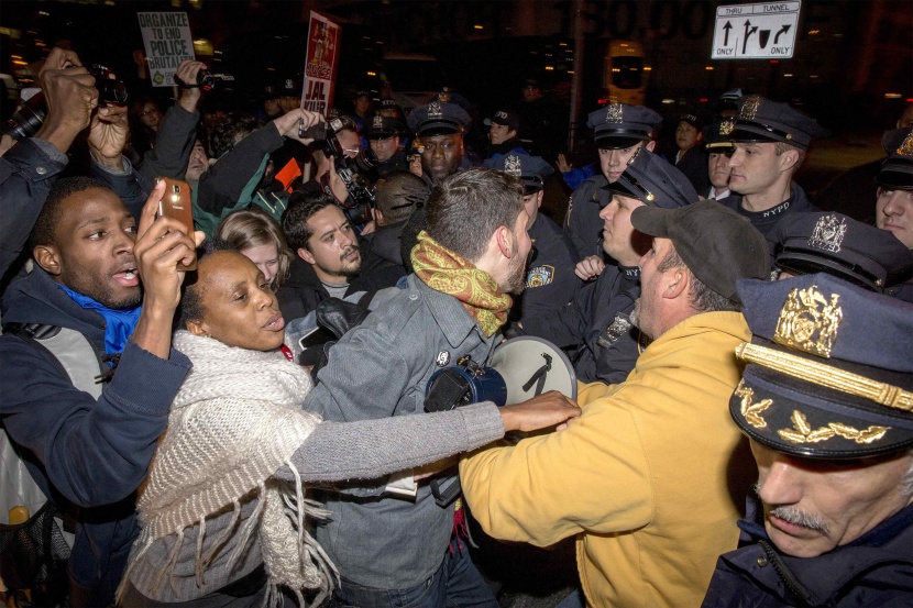 قصة مصورة: الرئيس الأمريكي يندد بأعمال العنف في 'فيرجسون'