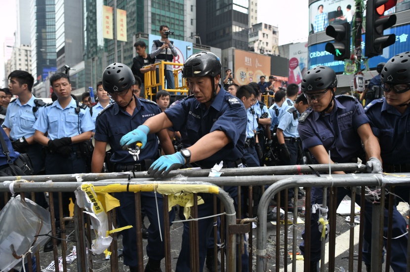 قصة مصورة: شرطة هونج كونج تبدأ باخلاء موقع رئيسي للاحتجاجات