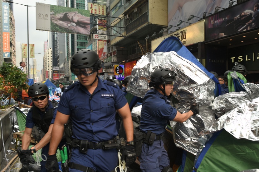 قصة مصورة: شرطة هونج كونج تبدأ باخلاء موقع رئيسي للاحتجاجات