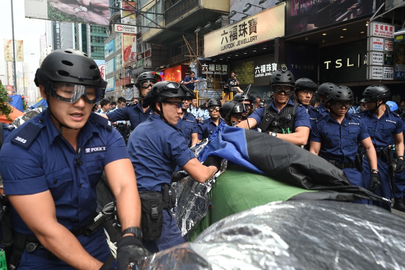 قصة مصورة: شرطة هونج كونج تبدأ باخلاء موقع رئيسي للاحتجاجات