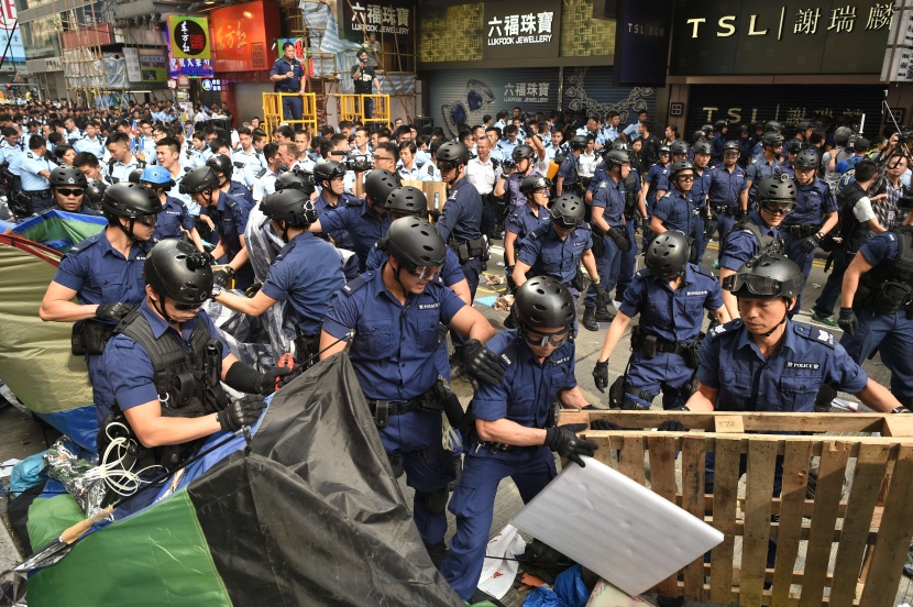 قصة مصورة: شرطة هونج كونج تبدأ باخلاء موقع رئيسي للاحتجاجات
