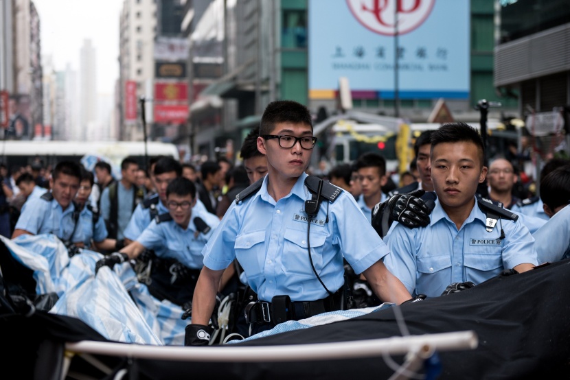 قصة مصورة: شرطة هونج كونج تبدأ باخلاء موقع رئيسي للاحتجاجات