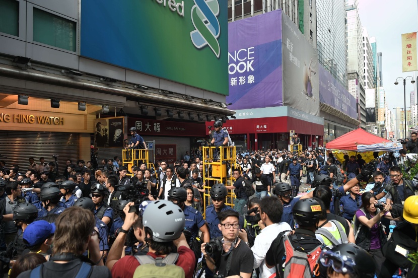 قصة مصورة: شرطة هونج كونج تبدأ باخلاء موقع رئيسي للاحتجاجات
