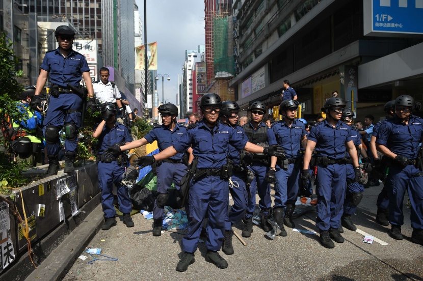 قصة مصورة: شرطة هونج كونج تبدأ باخلاء موقع رئيسي للاحتجاجات