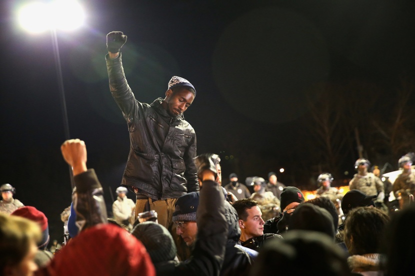 هدوء يسود فيرجسون بعد ليلتين من الاضطرابات العنصرية