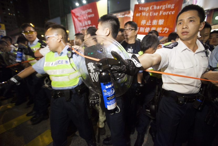 محتجون يشتبكون مع شرطة هونج كونج لليلة الرابعة