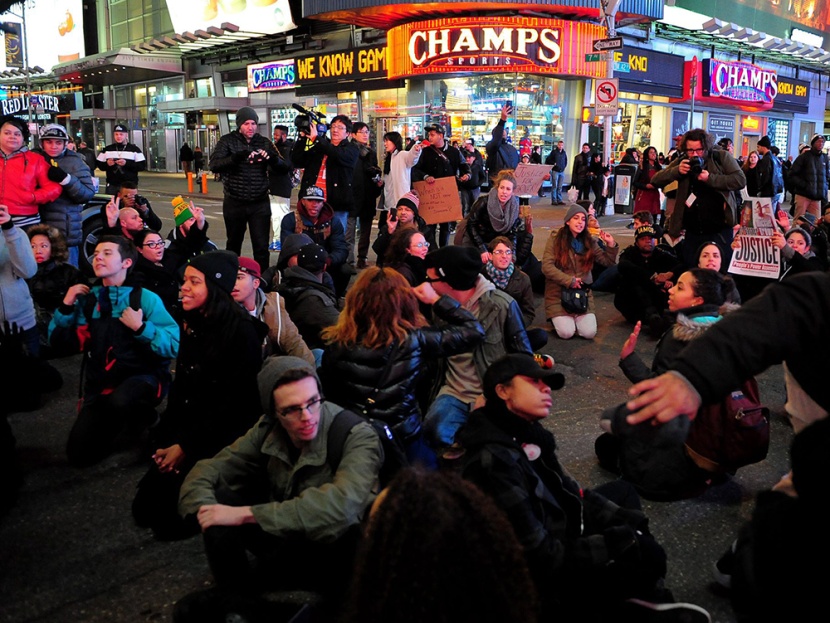 محتجون يغلقون شوارع نيويورك بعد عدم توجيه اتهام لشرطي قتل رجلا أسود