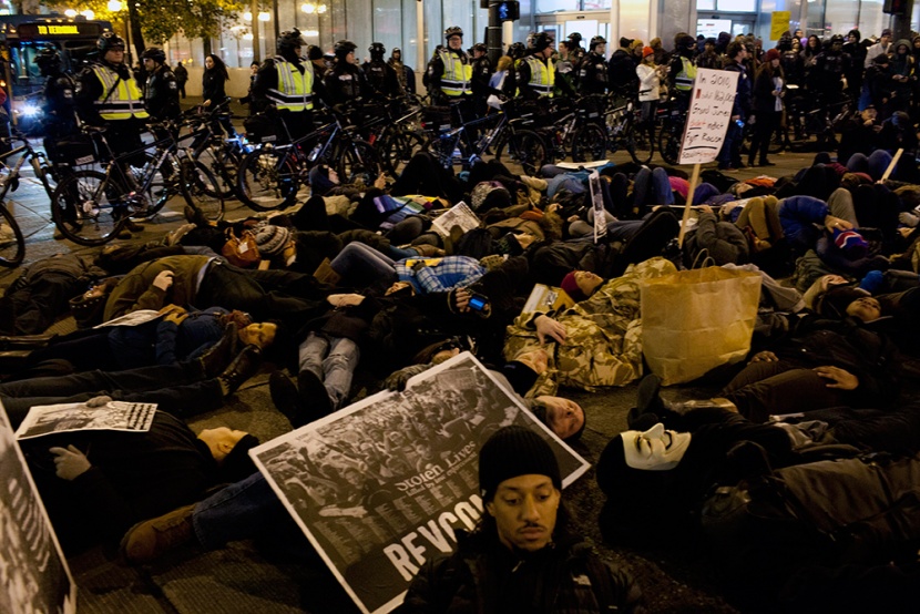 محتجون يغلقون شوارع نيويورك بعد عدم توجيه اتهام لشرطي قتل رجلا أسود