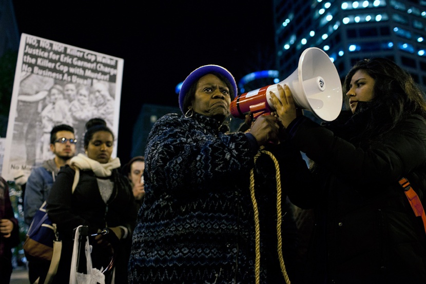 محتجون يغلقون شوارع نيويورك بعد عدم توجيه اتهام لشرطي قتل رجلا أسود