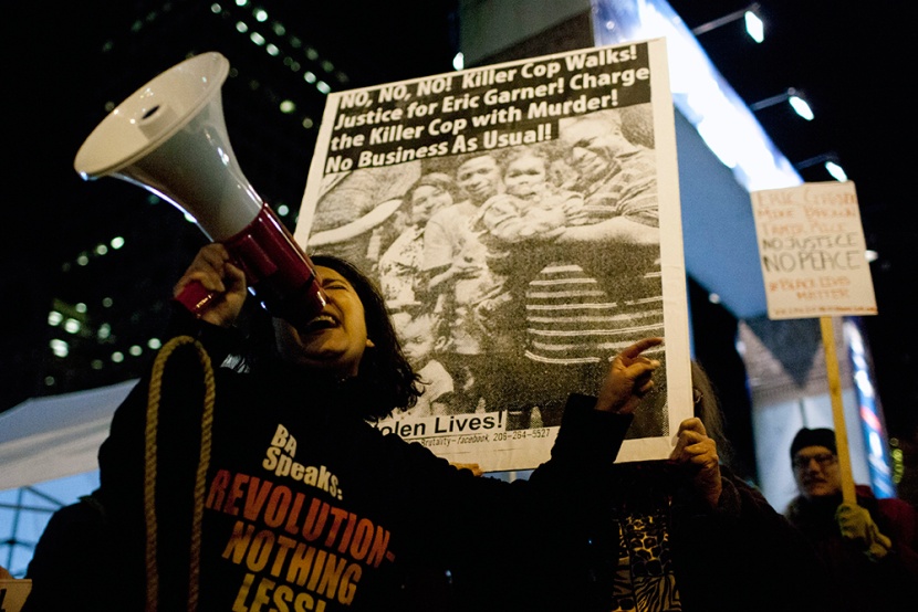 محتجون يغلقون شوارع نيويورك بعد عدم توجيه اتهام لشرطي قتل رجلا أسود