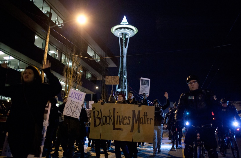 محتجون يغلقون شوارع نيويورك بعد عدم توجيه اتهام لشرطي قتل رجلا أسود