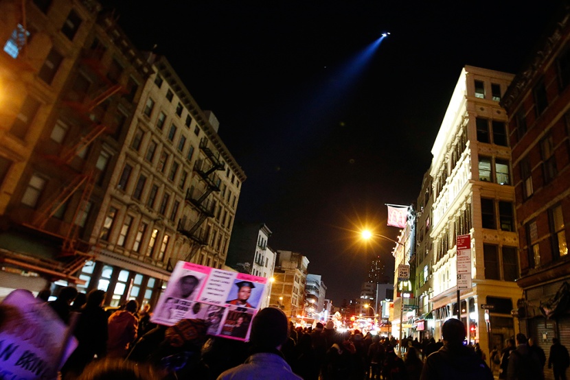 محتجون يغلقون شوارع نيويورك بعد عدم توجيه اتهام لشرطي قتل رجلا أسود