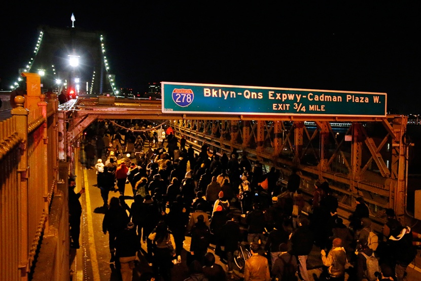 محتجون يغلقون شوارع نيويورك بعد عدم توجيه اتهام لشرطي قتل رجلا أسود