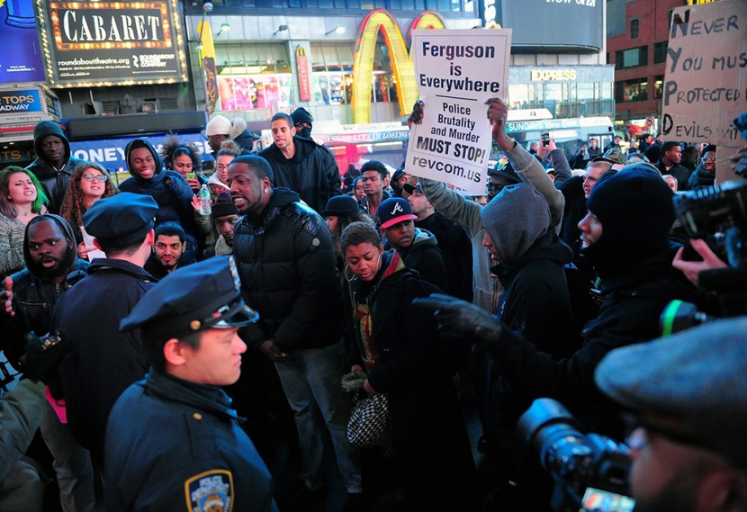 محتجون يغلقون شوارع نيويورك بعد عدم توجيه اتهام لشرطي قتل رجلا أسود
