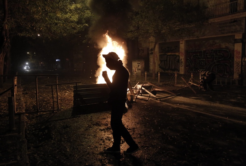 قصة مصورة: اشتباكات في اثينا بعد احتجاج لإحياء ذكرى شاب قتلته الشرطة