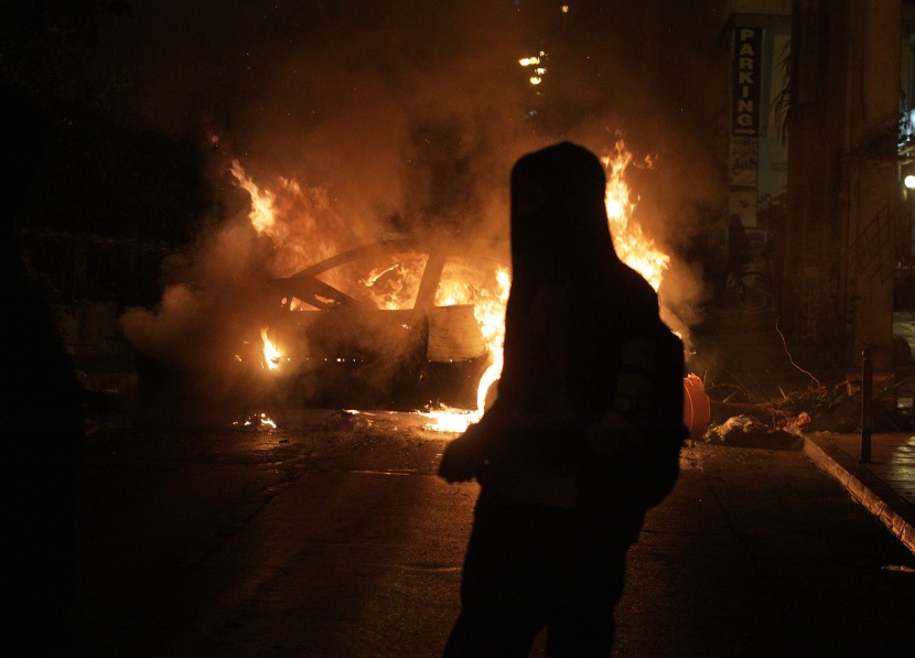 قصة مصورة: اشتباكات في اثينا بعد احتجاج لإحياء ذكرى شاب قتلته الشرطة